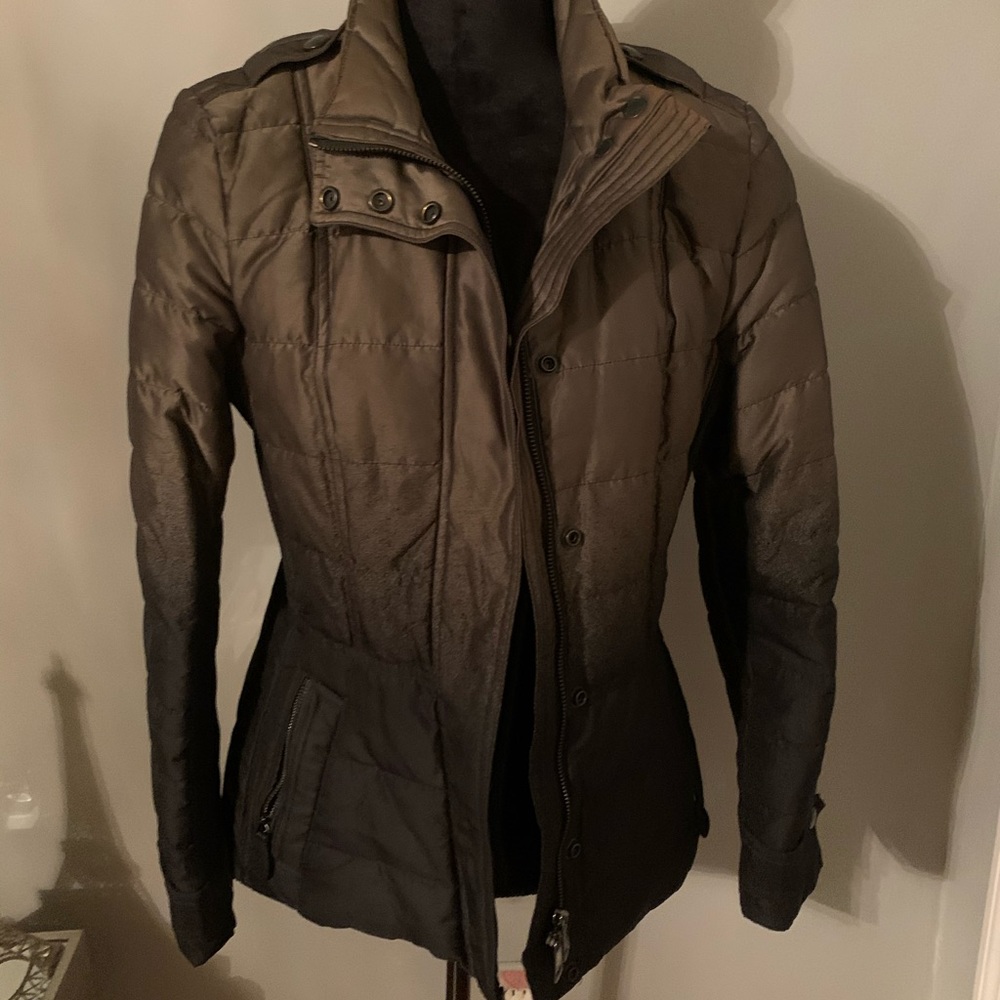 Burberry jacket SZ M.. can fit a small